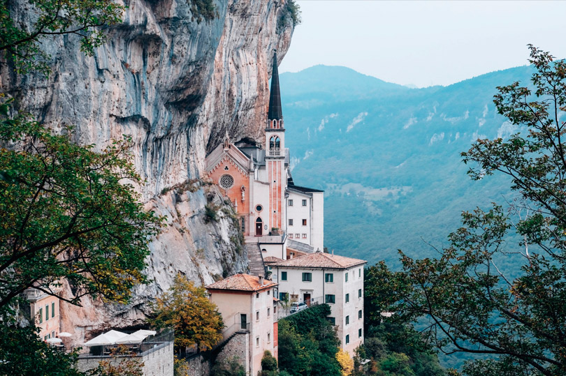 Una veduta del Santuario Madonna della Corona a Ferrara di Monte Baldo