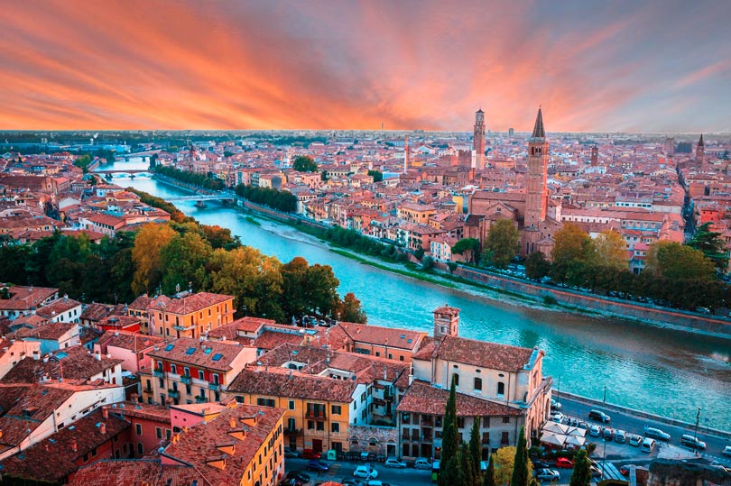 Una veduta del centro storico di Verona con il fiume Adige in primo piano