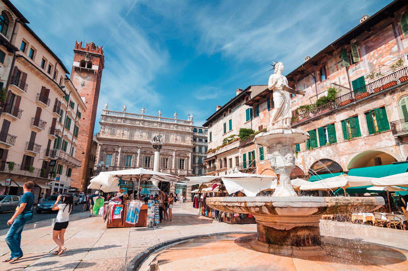 Una foto della fontana di Madonna Verona e sullo sfondo Piazza Erbe